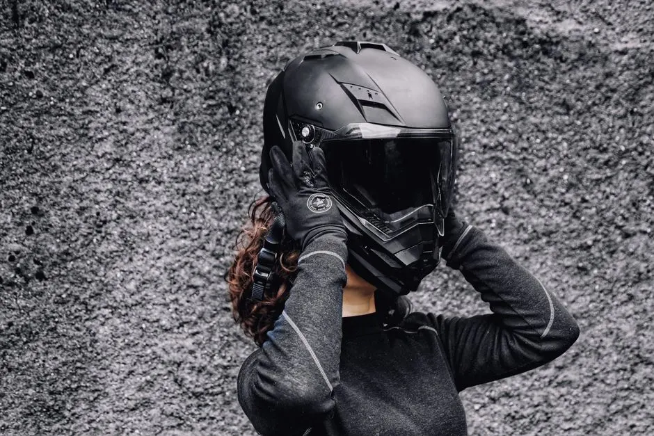 Casque, gants et protection dorsale de moto posés côte à côte