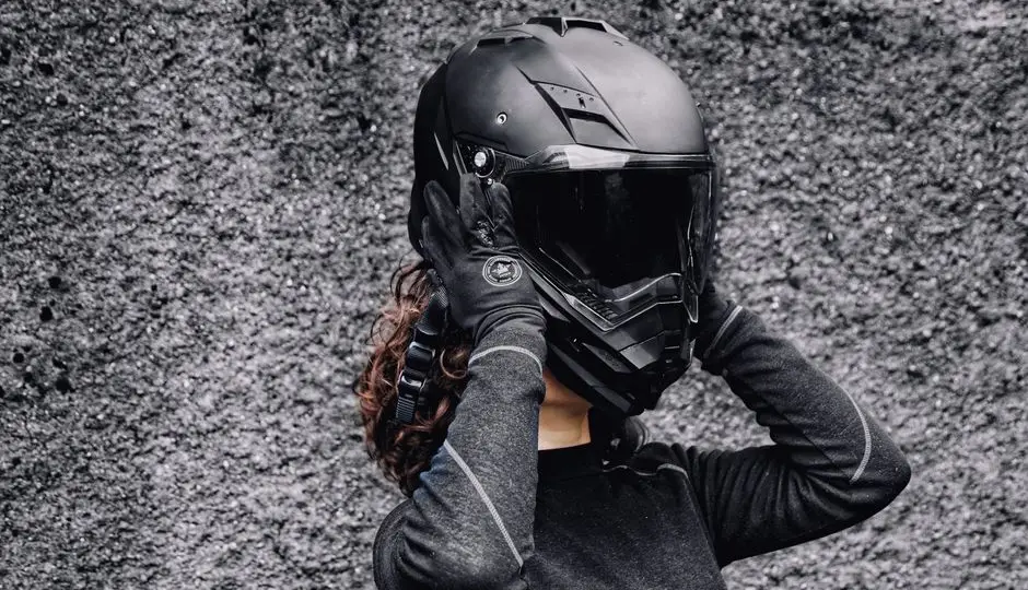 Casque, gants et protection dorsale de moto posés côte à côte