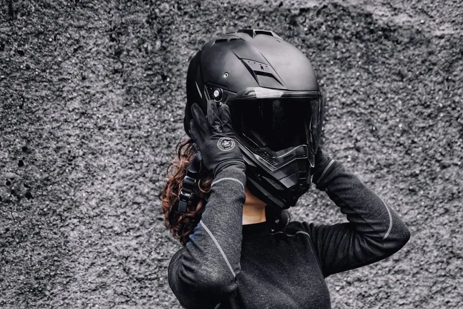 Casque, gants et protection dorsale de moto posés côte à côte