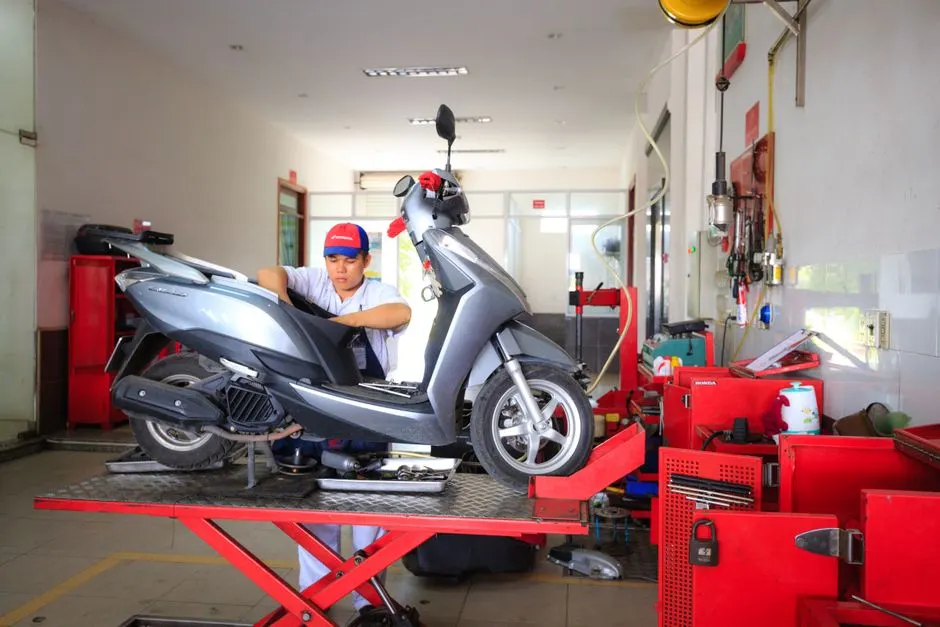 Moto sur béquille d'atelier pendant la révision des intervalles