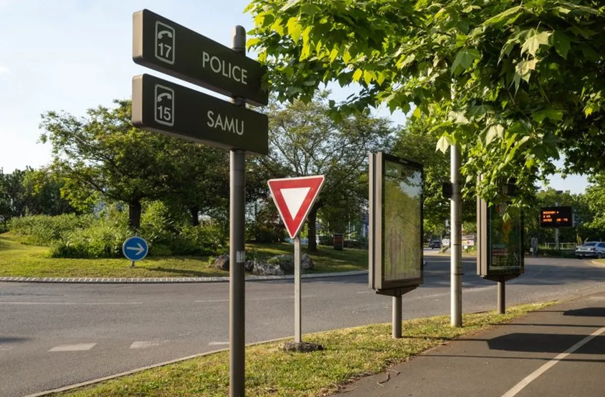 Une rue de centre-ville avec un panneau de restriction de circulation