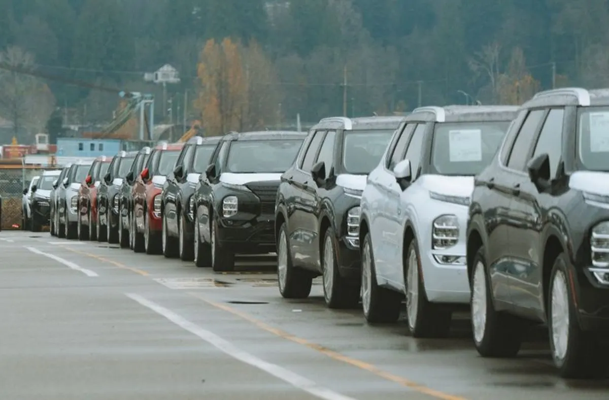 Une voiture d'occasion surélevée sur un pont de garage pendant un contrôle avant achat