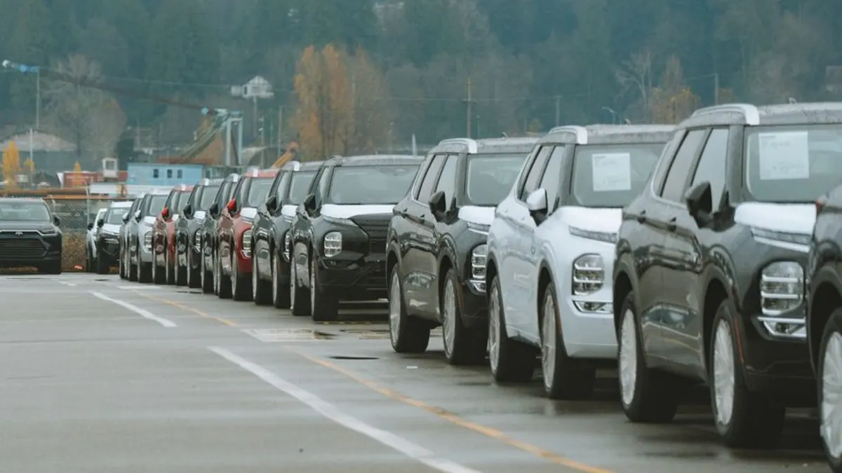 Une voiture d'occasion surélevée sur un pont de garage pendant un contrôle avant achat