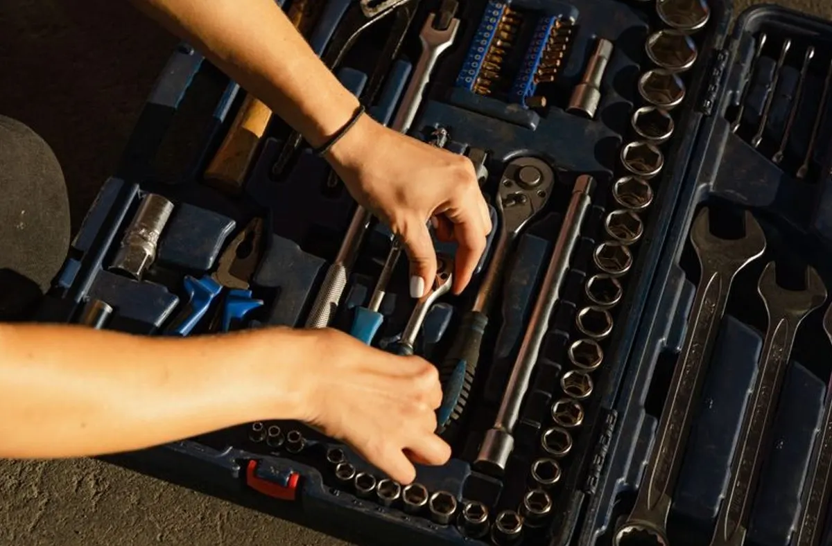 Établi d'atelier avec les outils de mécanique rangés