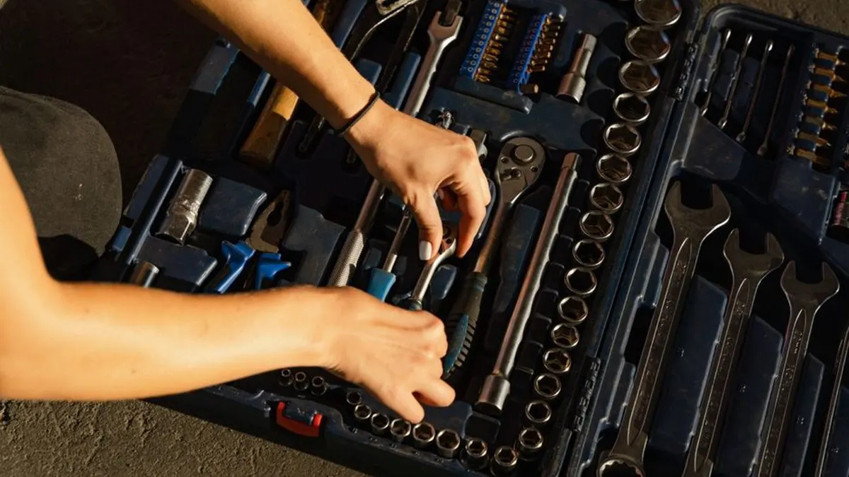 Un mécanicien qui repose un étrier de frein sur une voiture en atelier