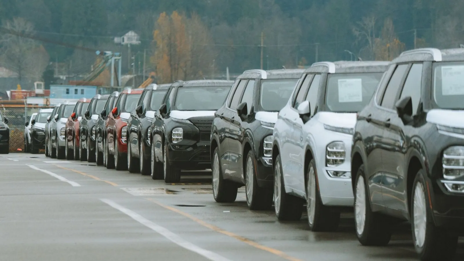 Un Volkswagen T-Cross d'occasion gris stationné sur une avenue urbaine, trois quarts avant, en pleine journée