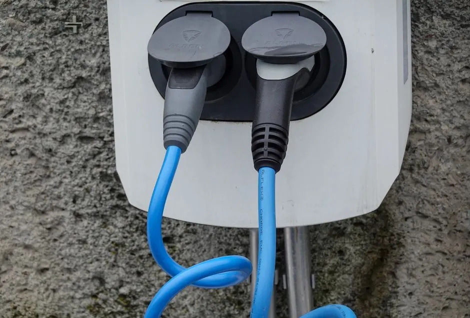 Voiture électrique branchée à une borne de recharge sur un parking